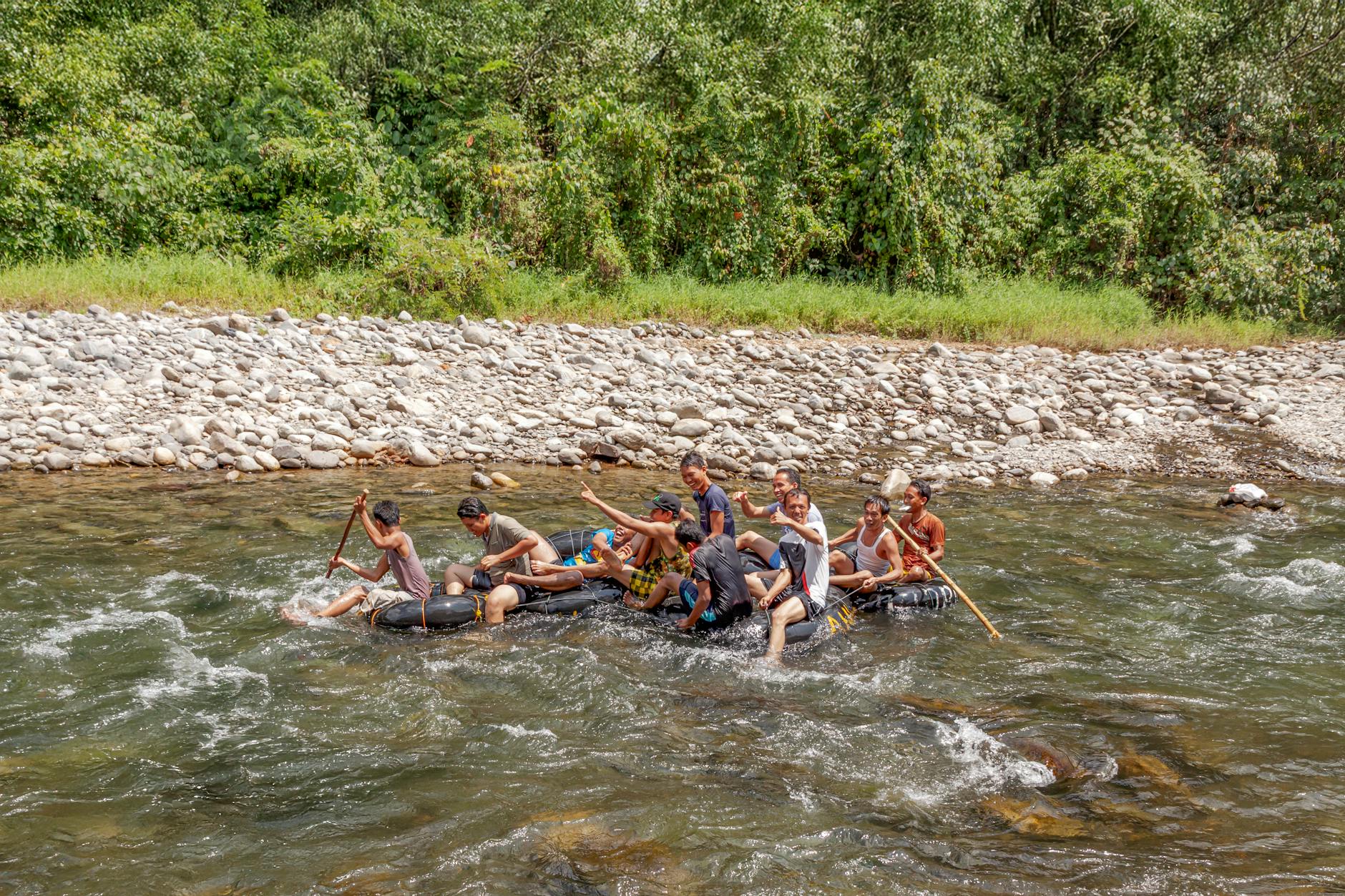 Rodzina płynie pontonem po rzece podczas emocjonującego spływu