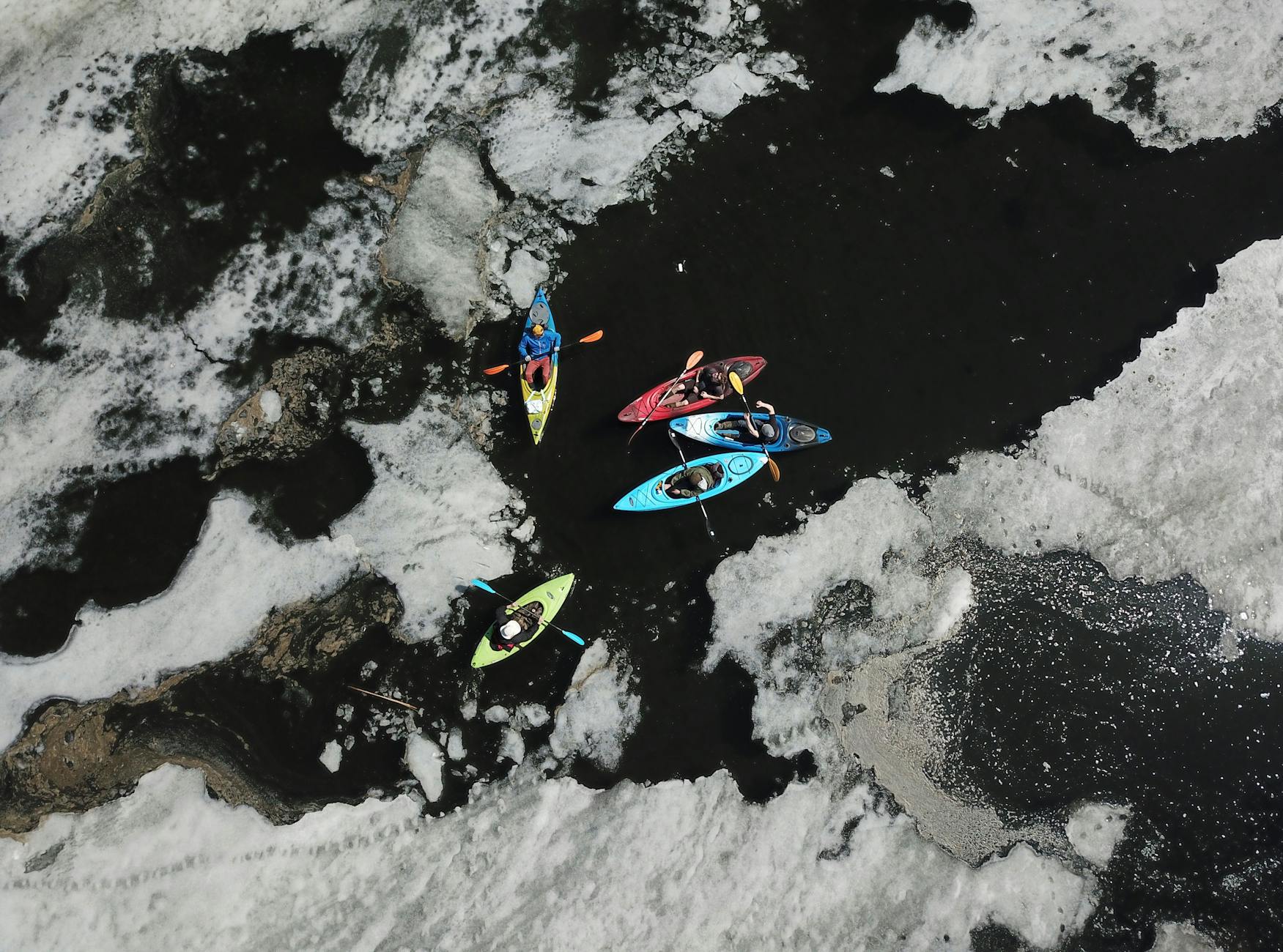 Kajakarze płyną zimową Pilicą widziani z lotu ptaka