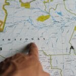 Palec wskazujący na Amazonkę na szczegółowej mapie Brazylii