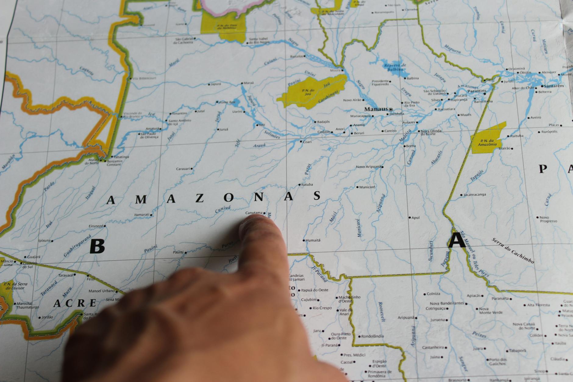 Palec wskazujący na Amazonkę na szczegółowej mapie Brazylii